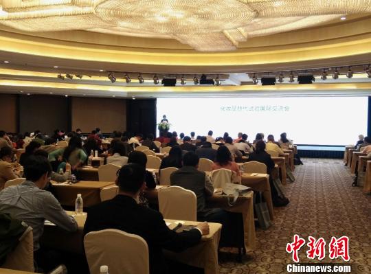 圖為10月31日，化妝品替代試驗國際交流會(huì )在杭州召開(kāi)?！↑S晶晶　攝